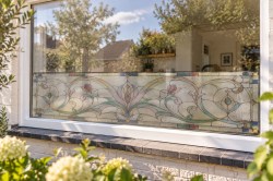 Horizontale bedrukte raamfolie glas in lood met sierlijk bloemmotief3
